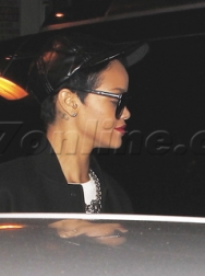 rihanna091612_13.jpg