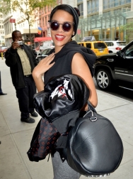 Rihanna2BRihanna2BOut2Bin2BNYC2B22Bx5Fo15Junv9x.jpg