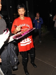 Rihanna2BRihanna2Blooking2Blittle2Bdazed2Bmakes2B5aRwu-9_VHIx.jpg