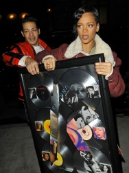 Rihanna2BRihanna2Bcarries2Bcommemorative2Bplaque2BEetKw_bxzU9x.jpg