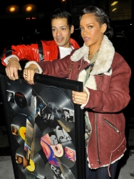 Rihanna2BRihanna2Bcarries2Bcommemorative2Bplaque2BaZYlMzMG-0Qx.jpg