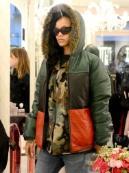 Rihanna-111712-2.jpg