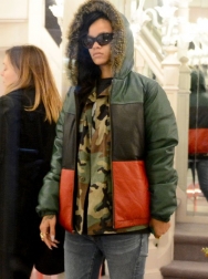 Rihanna-111712-4.jpg