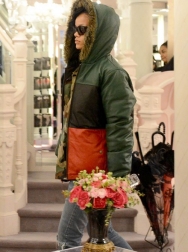 Rihanna-111712-5.jpg