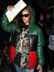 rihanna-111712-_28329.jpg