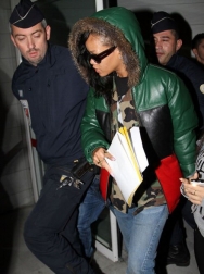 rihanna-111712-_28429.jpg