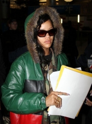 rihanna-111712-_28729.jpg