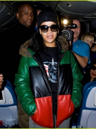 rihanna-emerges-on-777-tour-flight-to-nyc-first-pics-02.jpg