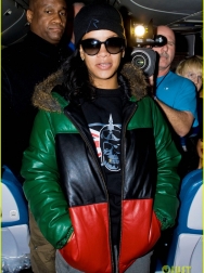 rihanna-emerges-on-777-tour-flight-to-nyc-first-pics-05.jpg