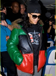 rihanna-emerges-on-777-tour-flight-to-nyc-first-pics-06.jpg