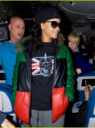 rihanna-emerges-on-777-tour-flight-to-nyc-first-pics-07.jpg