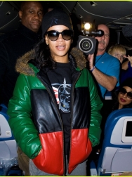 rihanna-emerges-on-777-tour-flight-to-nyc-first-pics-09.jpg