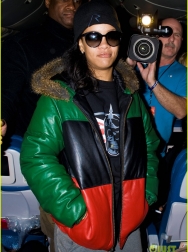 rihanna-emerges-on-777-tour-flight-to-nyc-first-pics-10.jpg