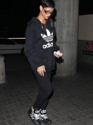 Rihanna2BRihanna2BDeparting2BFlight2BLAX2BEfHhoceXHSMx.jpg