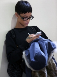 Rihanna2BRihanna2BArriving2BFlight2BLAX2BPdBssbGYBbKx.jpg