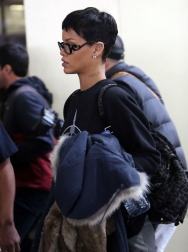 Rihanna2BRihanna2BArriving2BFlight2BLAX2BdNSGU7p3NW7x.jpg