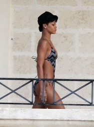 Rihanna2BRain2Bdoesn2Bt2Bruin2BRihanna2Bparty2Bspends2BP5-m2jZfdiYx.jpg