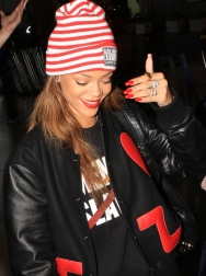 Rihanna2BRihanna2Bwearing2Bstriped2Bknit2Bcap2Bblack2BDeoyYCTkfAdx.jpg