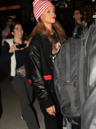 Rihanna2BRihanna2Bwearing2Bstriped2Bknit2Bcap2Bblack2Bj8fwg1LfaCqx.jpg