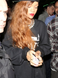 Rihanna2BSinger2BRihanna2Bappears2Bwhite2Bpowdery2B9BtaqnsuRITx.jpg