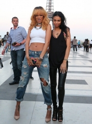 Rihanna2BRihanna2BTakes2BTouristy2BPictures2BEiffel2BCcjksWHnyyCx.jpg