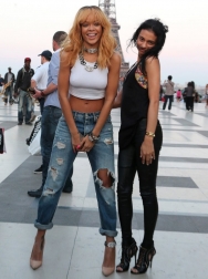 Rihanna2BRihanna2BTakes2BTouristy2BPictures2BEiffel2BL0iEQpmEvFfx.jpg