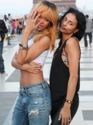 Rihanna2BRihanna2BTakes2BTouristy2BPictures2BEiffel2BRS_GocVR2xNx.jpg