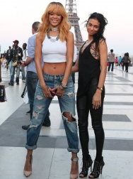 Rihanna2BRihanna2BTakes2BTouristy2BPictures2BEiffel2BRwGTO0VlFkdx.jpg