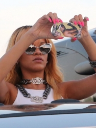 Rihanna2BRihanna2BTakes2BTouristy2BPictures2BEiffel2BZTujVxWugb2x.jpg