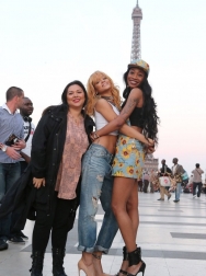 Rihanna2BRihanna2BTakes2BTouristy2BPictures2BEiffel2BgxmCmYOMBAyx.jpg