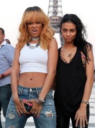 Rihanna2BRihanna2BTakes2BTouristy2BPictures2BEiffel2Bu0a_WHH78IFx.jpg