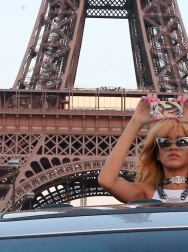 Rihanna2BRihanna2BTakes2BTouristy2BPictures2BEiffel2Bx-qSu5HJzabx.jpg