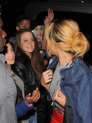 Rihanna2BRihanna2BGreets2BFans2BLondon2B9li8uJtJtMAx.jpg