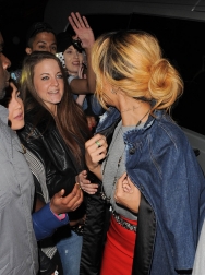 Rihanna2BRihanna2BGreets2BFans2BLondon2BWD1yonmQdXjx.jpg