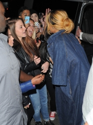 Rihanna2BRihanna2BGreets2BFans2BLondon2BWjJacggK8tOx.jpg