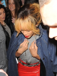 Rihanna2BRihanna2BGreets2BFans2BLondon2BeefwxI2RBykx.jpg