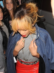 Rihanna2BRihanna2BGreets2BFans2BLondon2BroOitUc1ZvWx.jpg