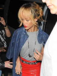 Rihanna2BRihanna2BGreets2BFans2BLondon2Brz8V3xAziIcx.jpg