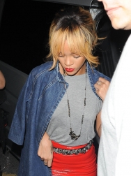 Rihanna2BRihanna2BGreets2BFans2BLondon2BscFquyMM1Uyx.jpg