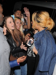 Rihanna2BRihanna2BGreets2BFans2BLondon2Bvc4tczGIg3cx.jpg