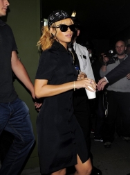 Rihanna2BRihanna2BGoes2BShopping2BLondon2BPart2B7iwwpK9ObVFx.jpg