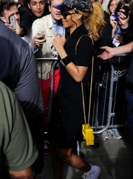 Rihanna2BRihanna2BGoes2BShopping2BLondon2BPart2BL7_n-P2xpv0x.jpg