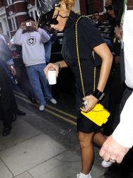 Rihanna2BRihanna2BGoes2BShopping2BLondon2BPart2BbSAExnGfDPdx.jpg